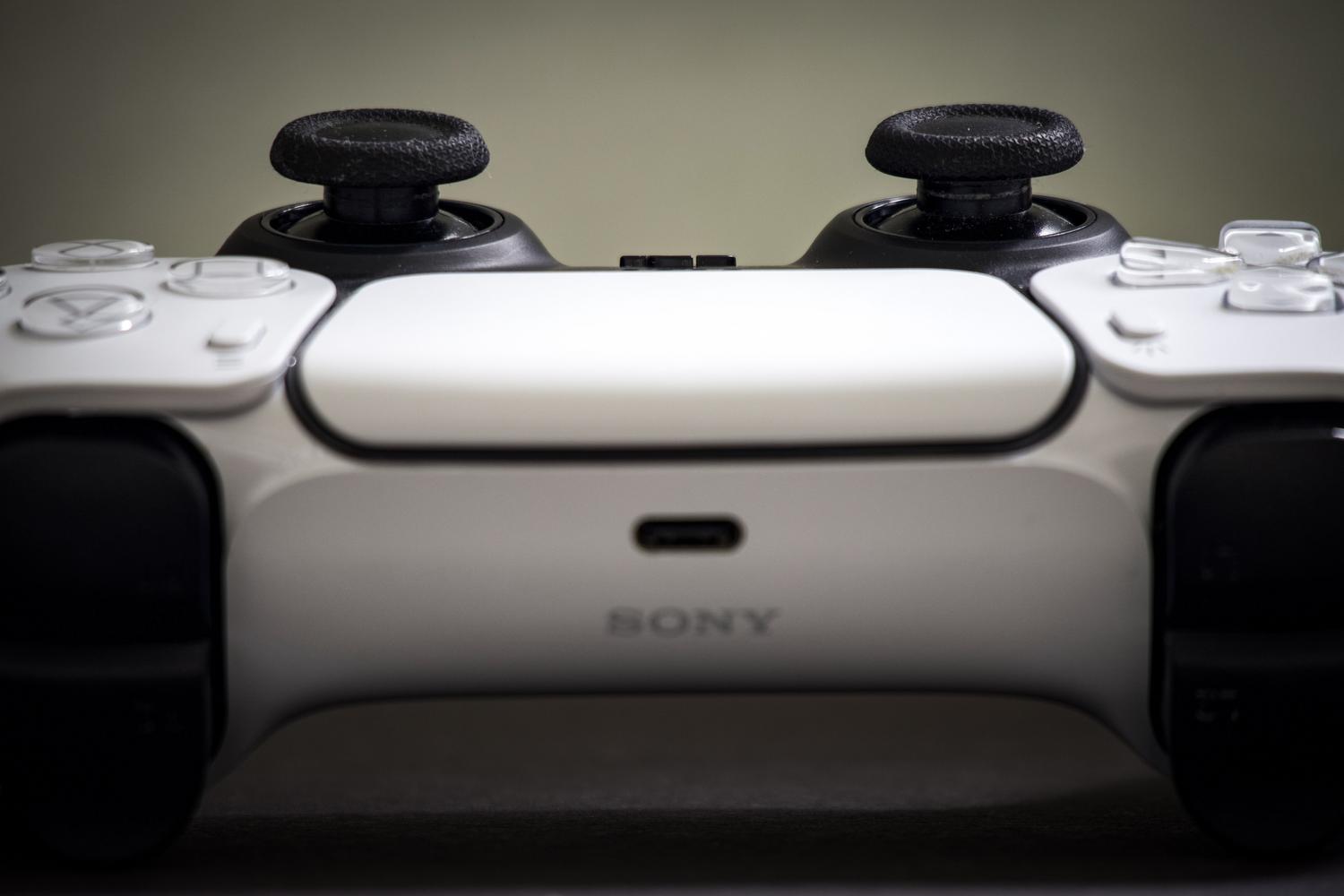 Primer plano detallado del mando DualSense de PlayStation 5, representando el hardware original y la integración de controles.