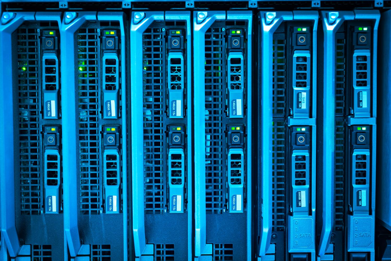 Infraestructura de servidores en la nube que garantiza la seguridad y automatización de las copias de seguridad.