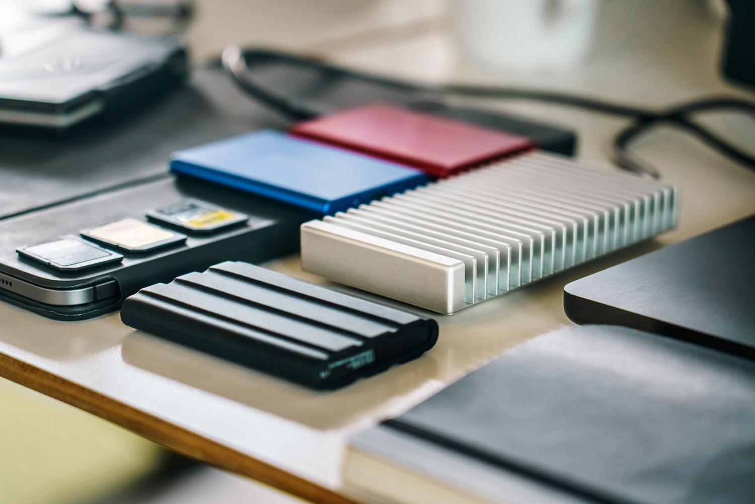Variedad de soportes de almacenamiento físico como SSDs y tarjetas de memoria para redundancia de datos.
