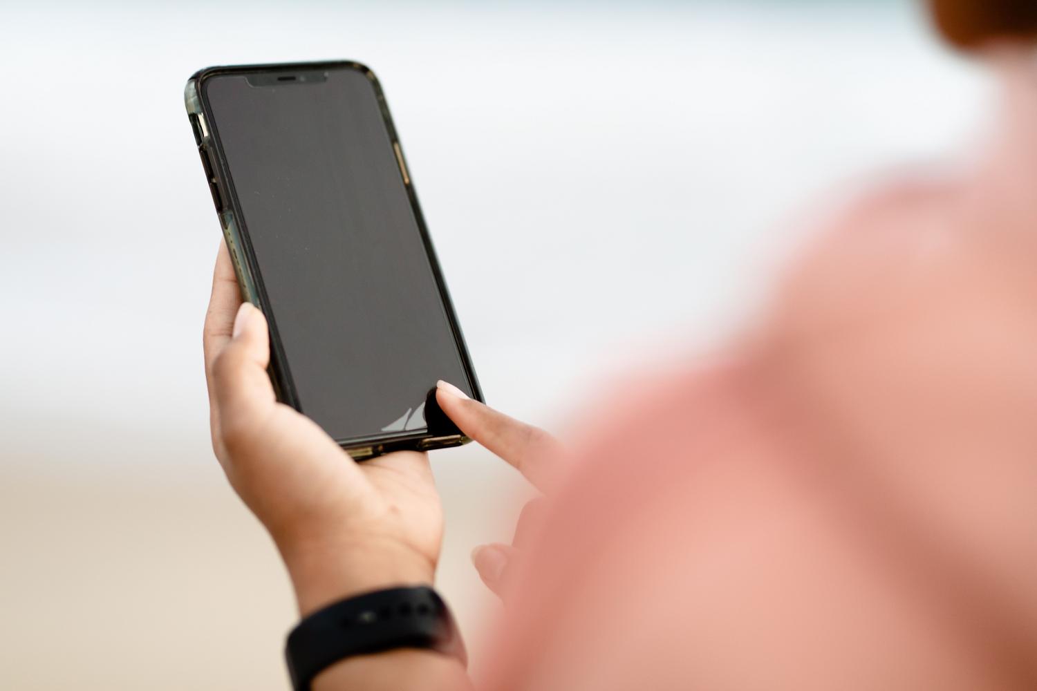 Primer plano de una mano deslizando el dedo por la pantalla de un smartphone, ejemplificando la diferencia de fluidez al hacer scroll entre 60Hz y 120Hz.
