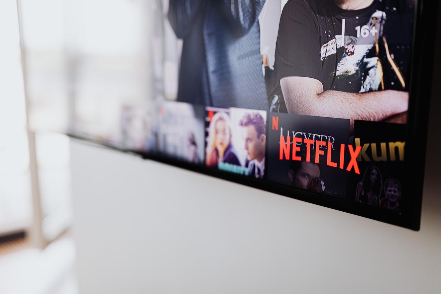 Pantalla de Smart TV con la interfaz de Netflix, ilustrando que en contenido de streaming la alta tasa de refresco no es determinante debido a los 24-30 FPS originales.