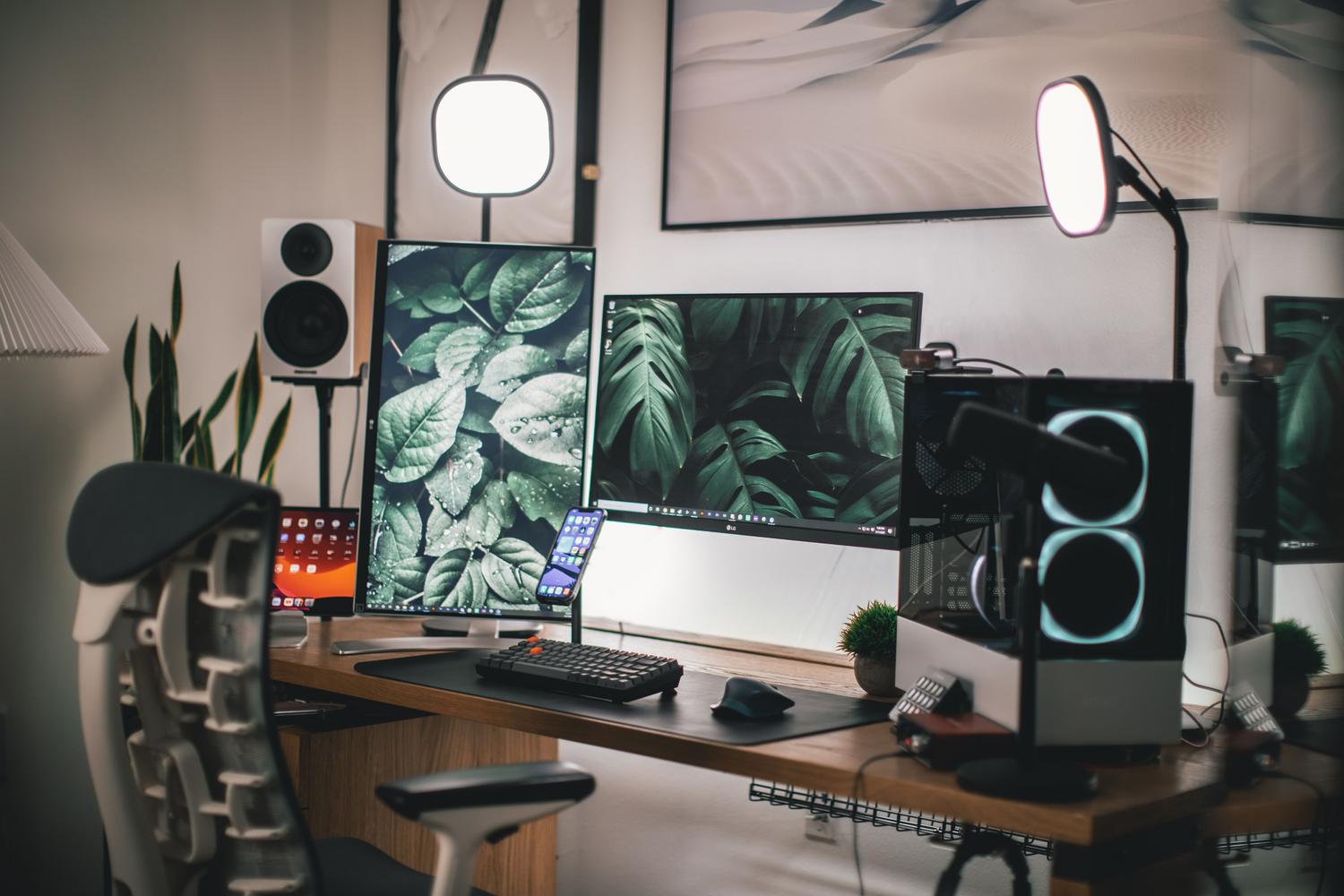 Estación de trabajo profesional con monitores duales, representando el equilibrio entre resolución y fluidez (75Hz-120Hz) para diseñadores.