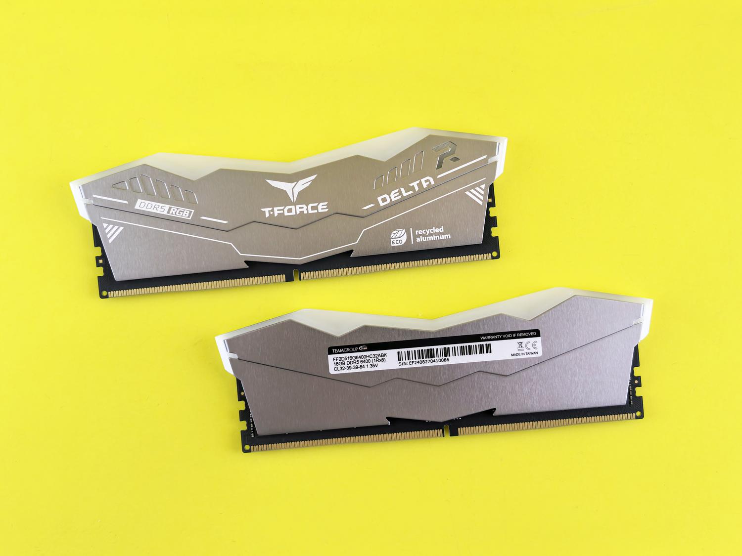 Módulos de memoria RAM DDR5 de alto rendimiento con iluminación RGB, ideales para gaming y diseño gráfico profesional.