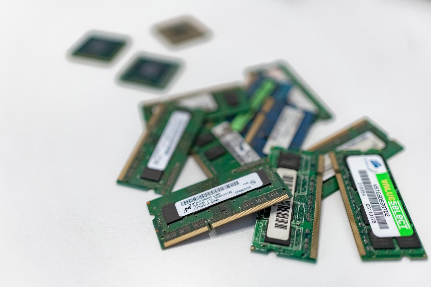 Varios módulos de memoria RAM de diferentes generaciones (DDR2 y DDR3), representando la evolución de los estándares de memoria.