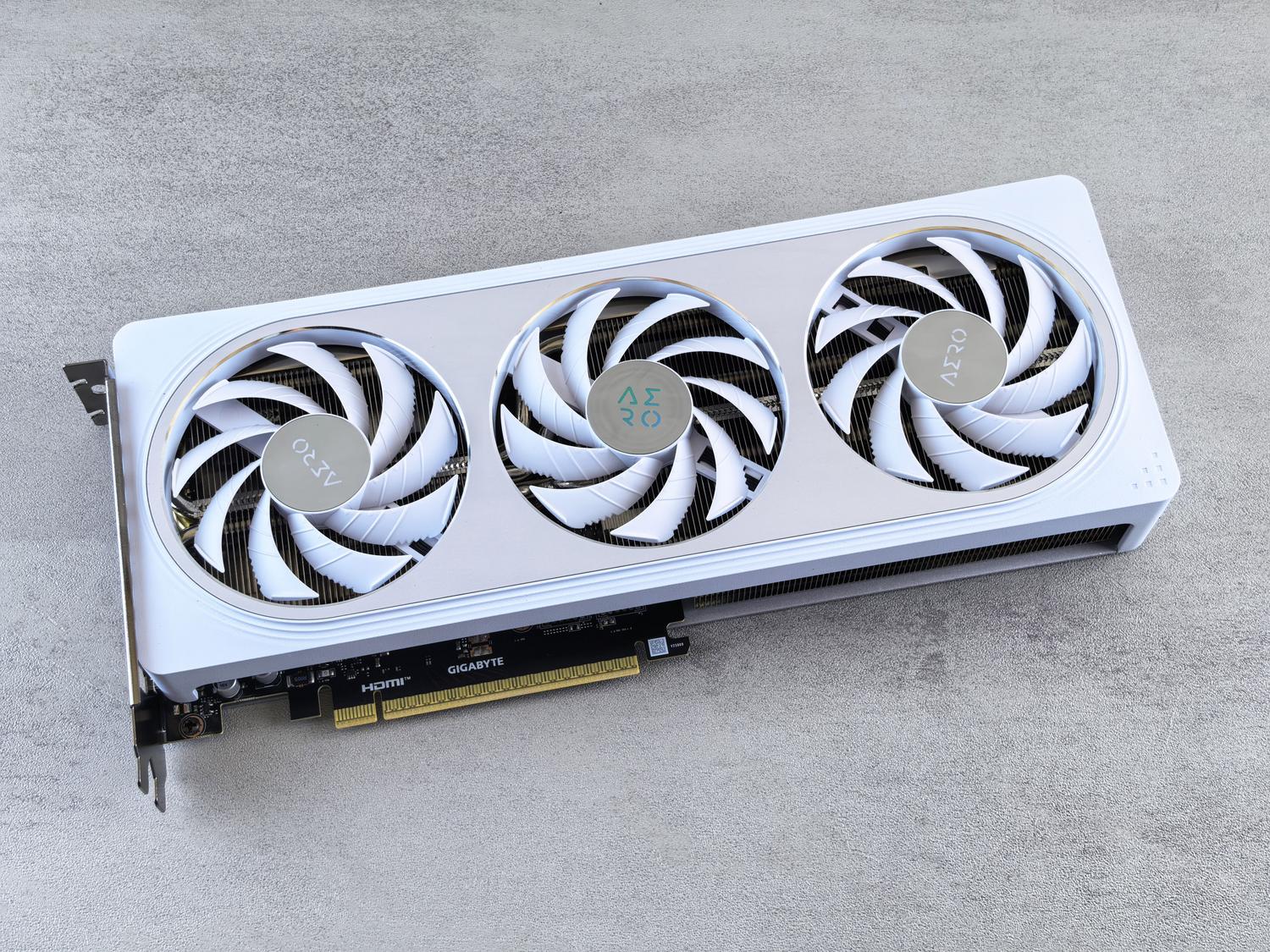 Tarjeta gráfica de alto rendimiento en color blanco con triple ventilador, ideal para montajes de PC modernos y limpios. Tarjeta gráfica de alto rendimiento en color blanco con triple ventilador, ideal para montajes de PC modernos y limpios.