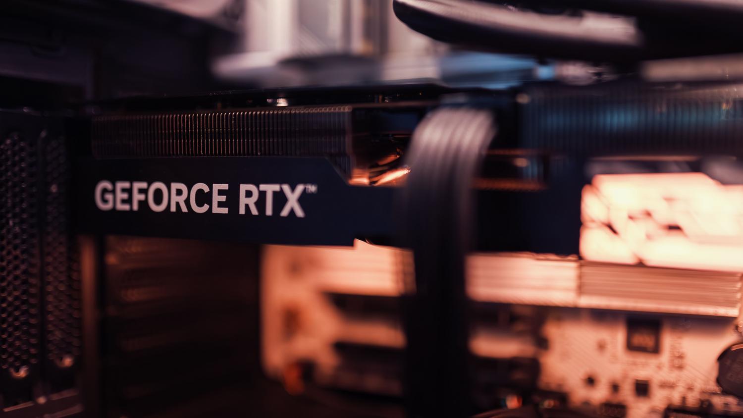 Vista detallada de una tarjeta gráfica RTX instalada en la placa base de un ordenador, mostrando la integración en el hardware.