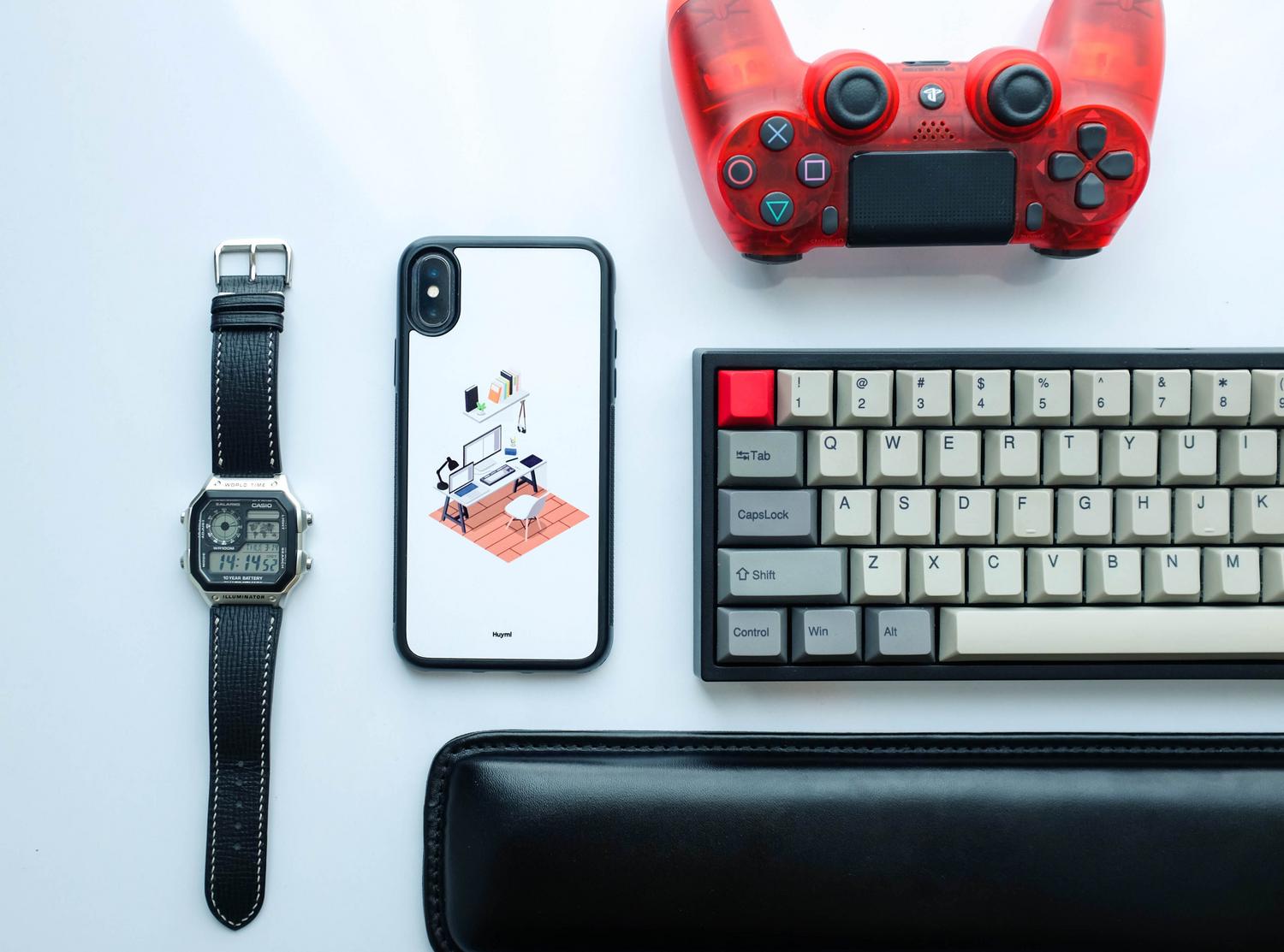 Conjunto de gadgets tecnológicos que incluyen un mando de juegos y un smartphone sobre una mesa