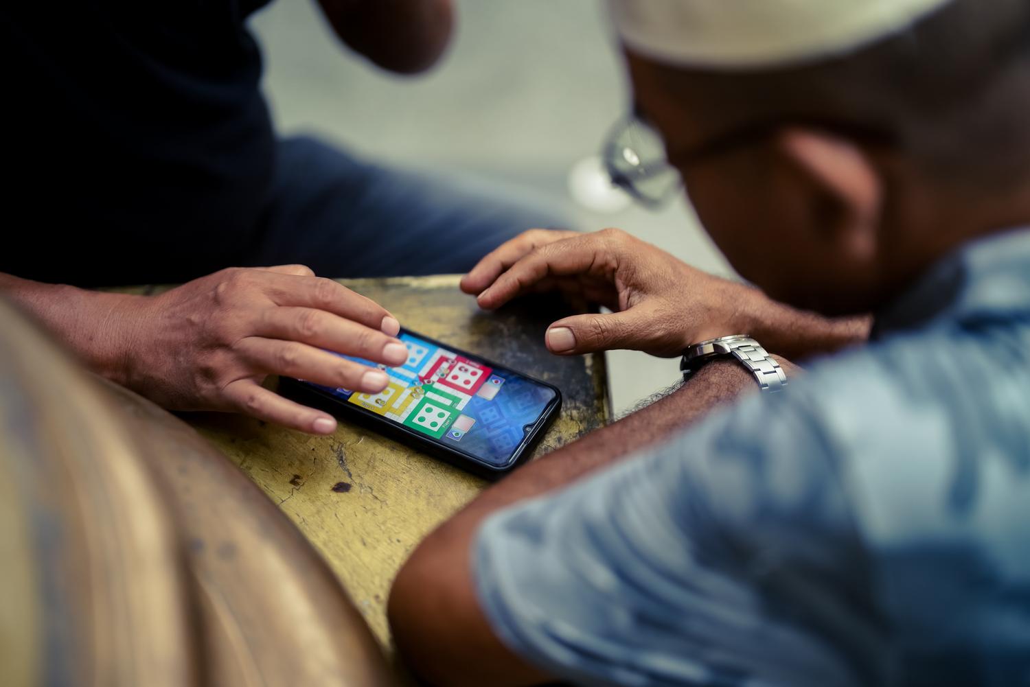 Personas disfrutando de juegos móviles en un dispositivo Android al aire libre
