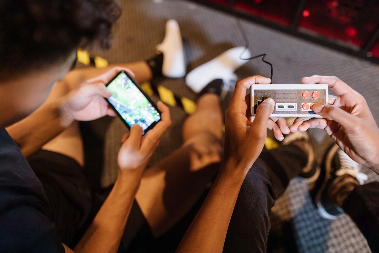 Jóvenes explorando la emulación de juegos retro y modernos en sus dispositivos móviles