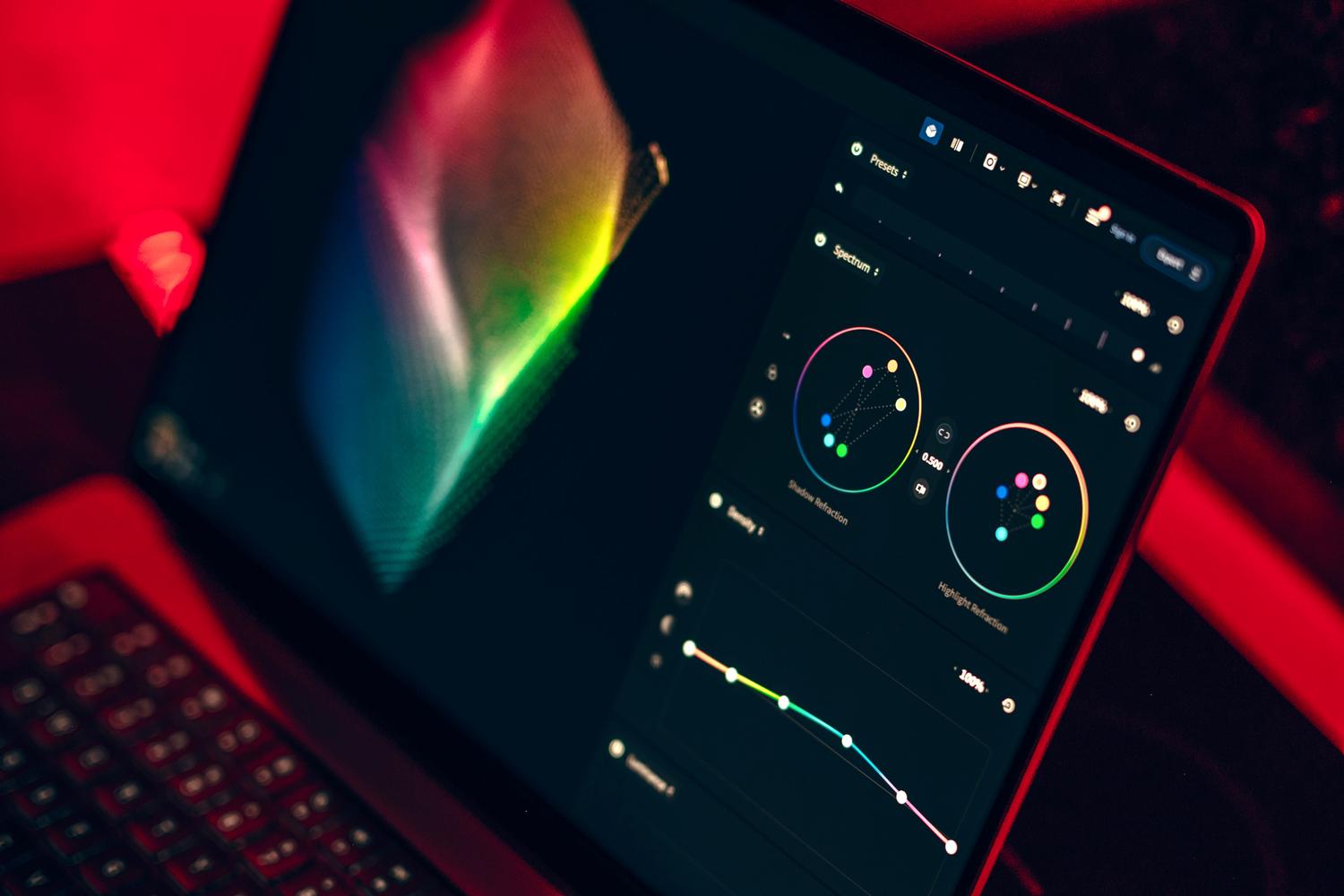 Primer plano de la pantalla de un ordenador portátil mostrando herramientas de graduación de color profesional.