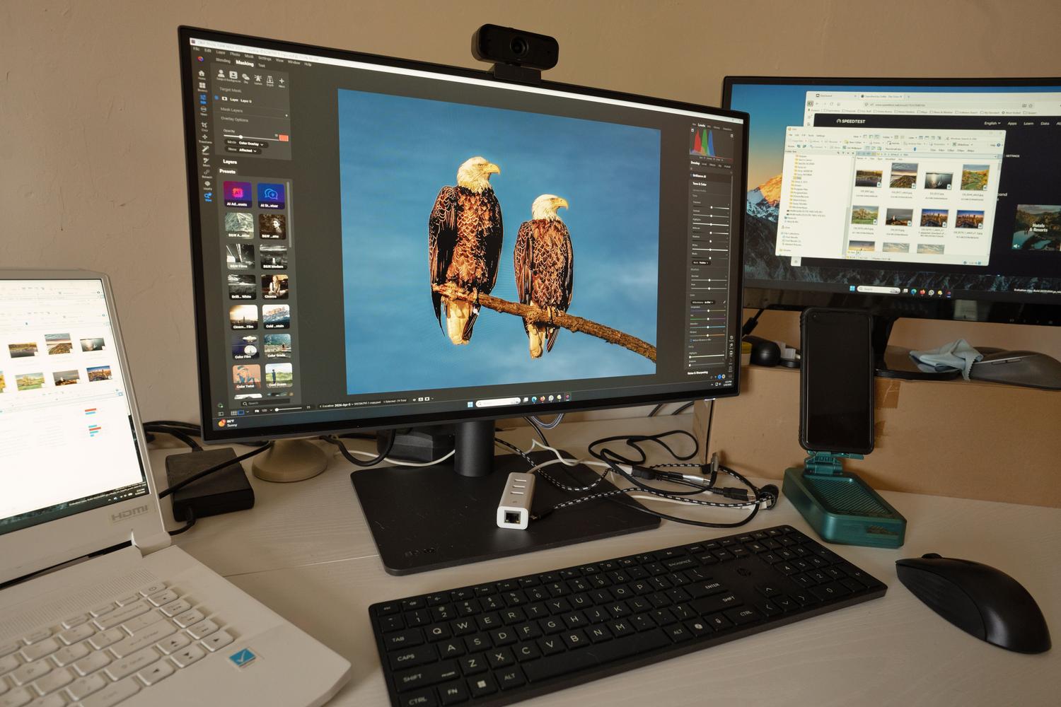 Estación de trabajo profesional para edición de fotografía con múltiples monitores y software Adobe Lightroom.