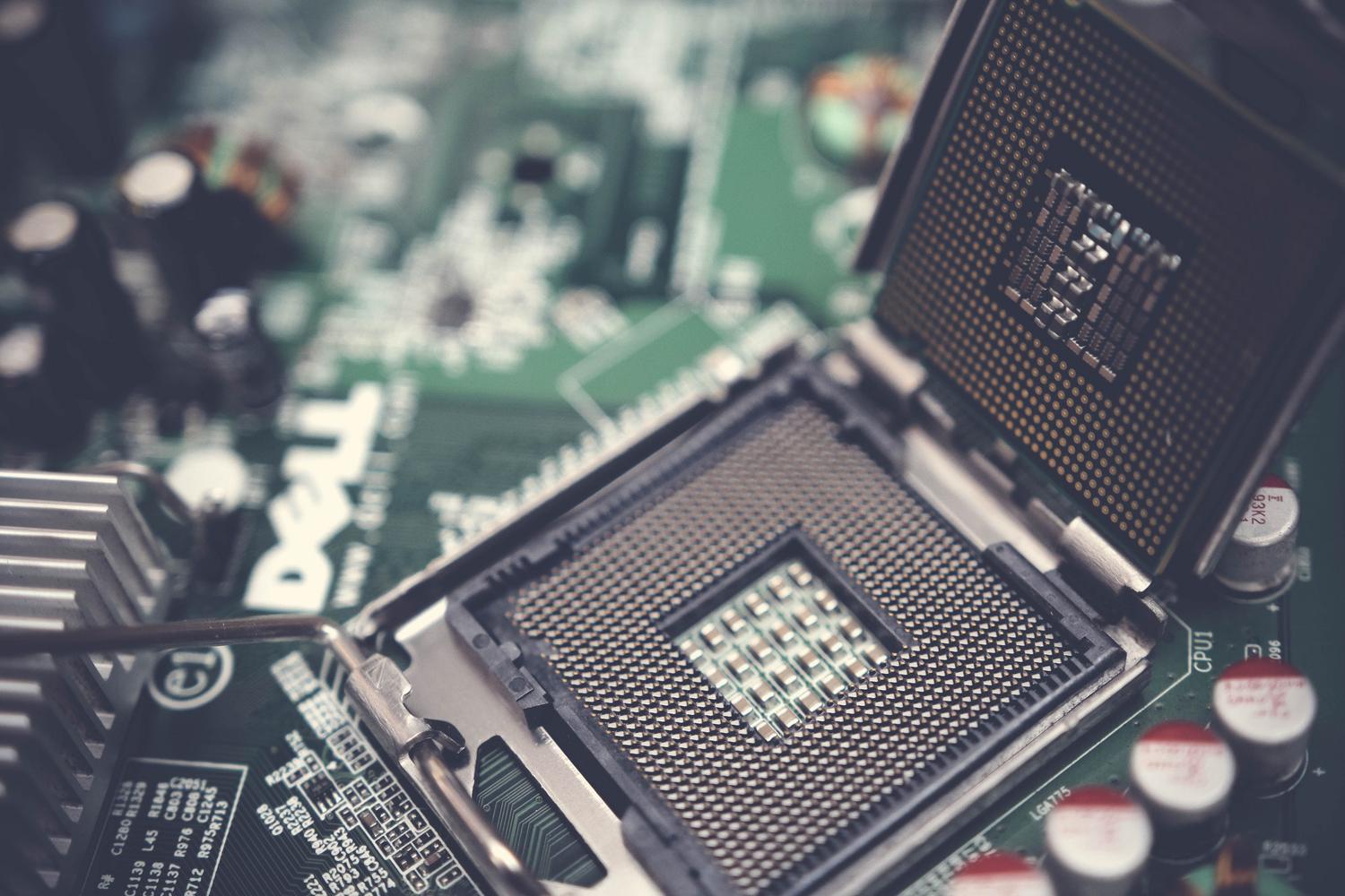 Primer plano de un socket de CPU en una placa base, mostrando los pines de conexión.