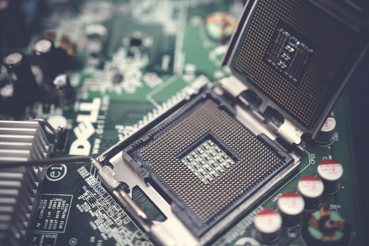 Vista detallada de una placa base con el zócalo del procesador abierto, perfecta para explicar la compatibilidad de hardware.