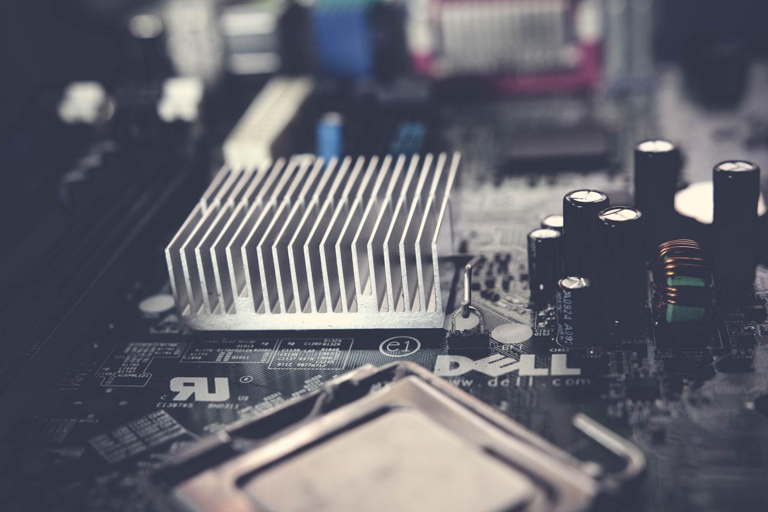 Primer plano de un disipador de calor en una placa base, ideal para la sección sobre refrigeración y temperatura de la CPU.