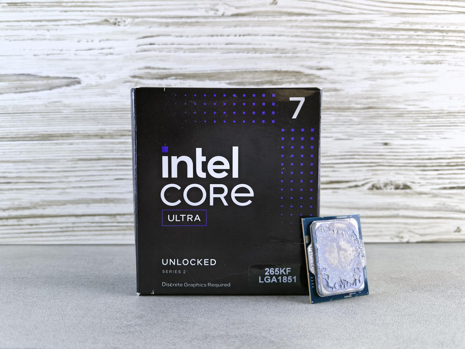 Procesador Intel Core Ultra con su caja, ilustrando la nueva generación de chips híbridos con NPU.