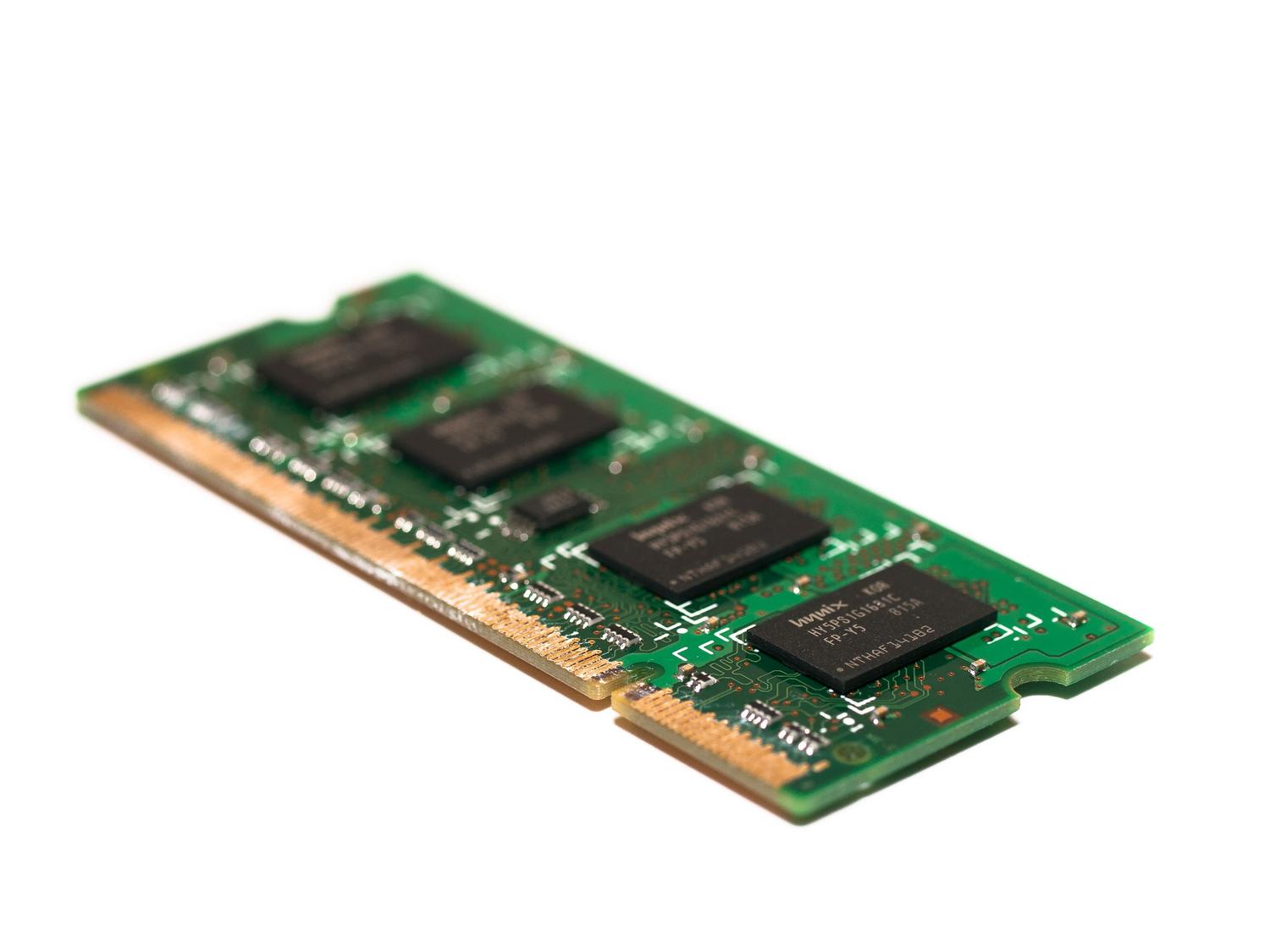 Primer plano de un módulo de memoria RAM, representando la memoria física del ordenador.