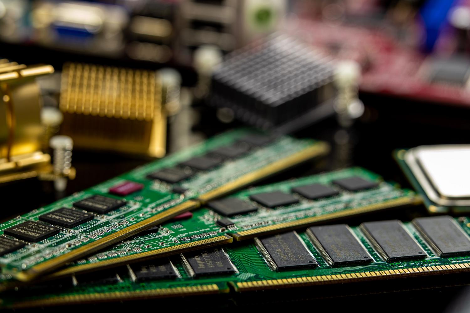 Módulos de memoria RAM instalados en una placa base de ordenador, ilustrando el hardware del sistema.