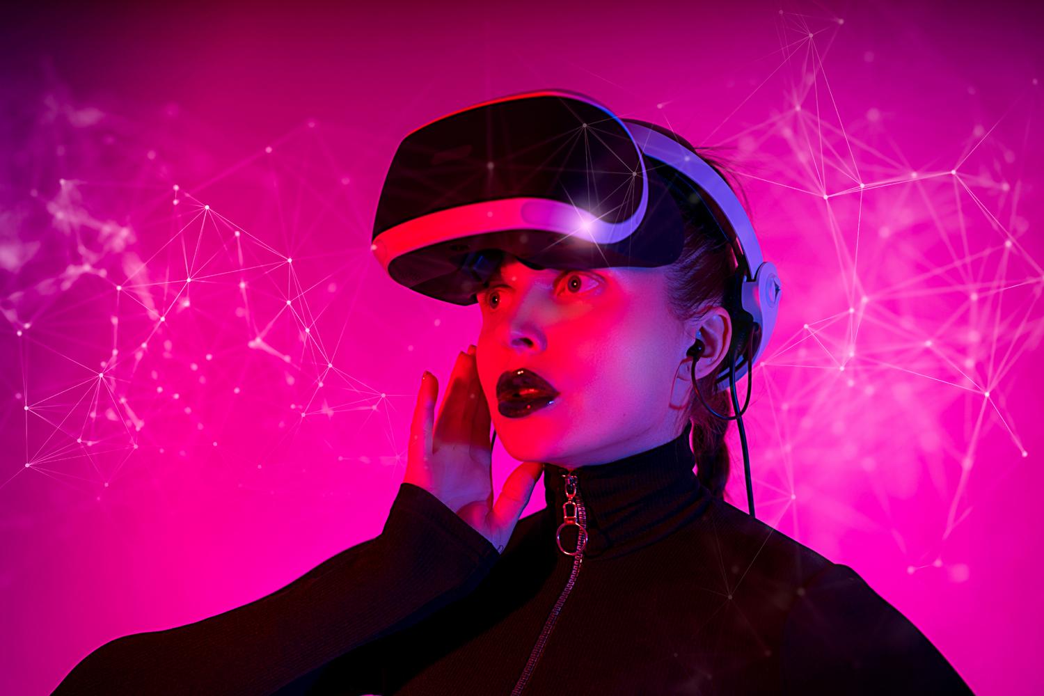 Retrato de una mujer sumergida en la realidad virtual con un fondo digital vibrante en tonos rosas y púrpuras, simbolizando la identidad y el avatar virtual.