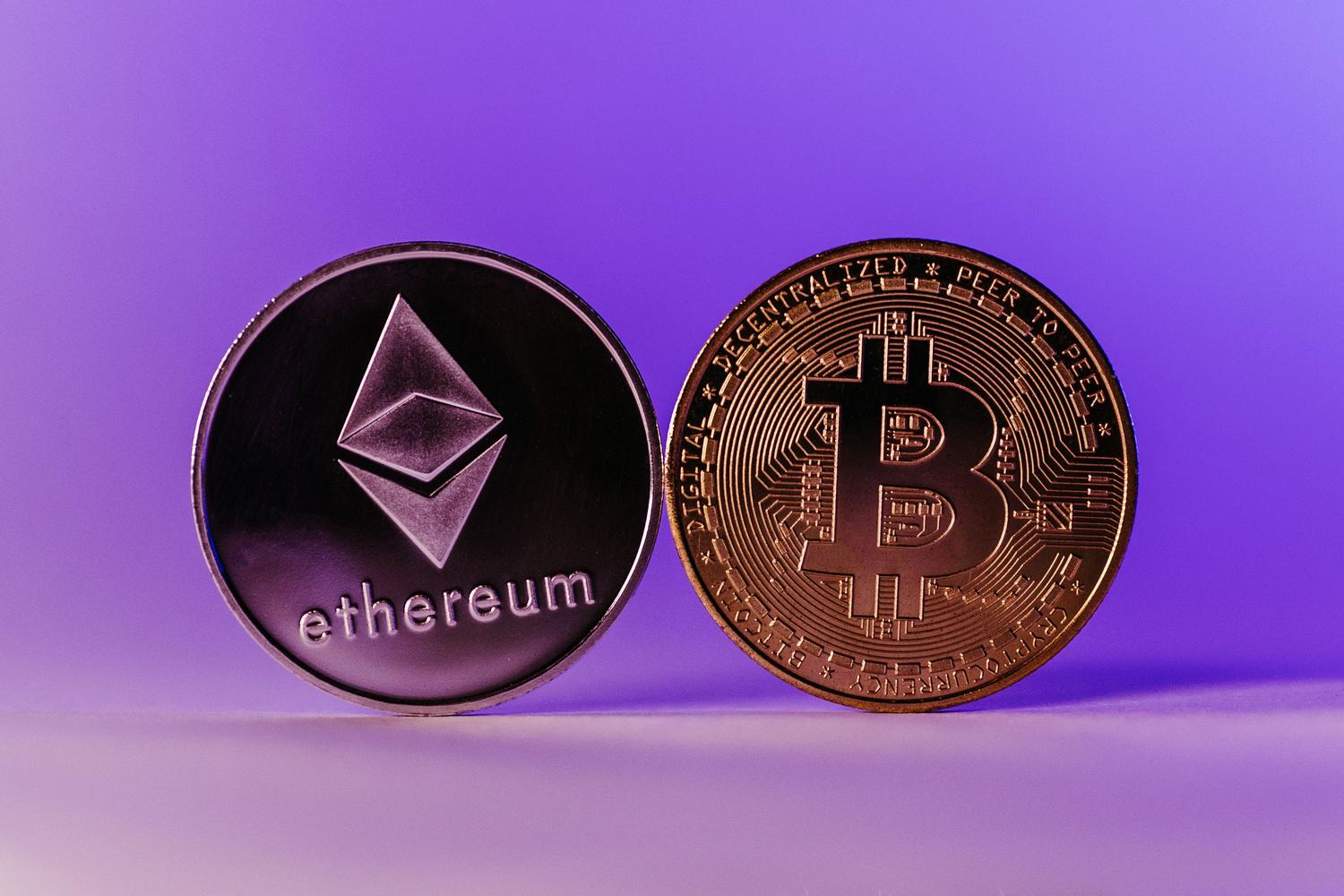 Monedas de Bitcoin y Ethereum sobre un fondo púrpura, representando la economía digital, los NFTs y la tecnología blockchain del metaverso.