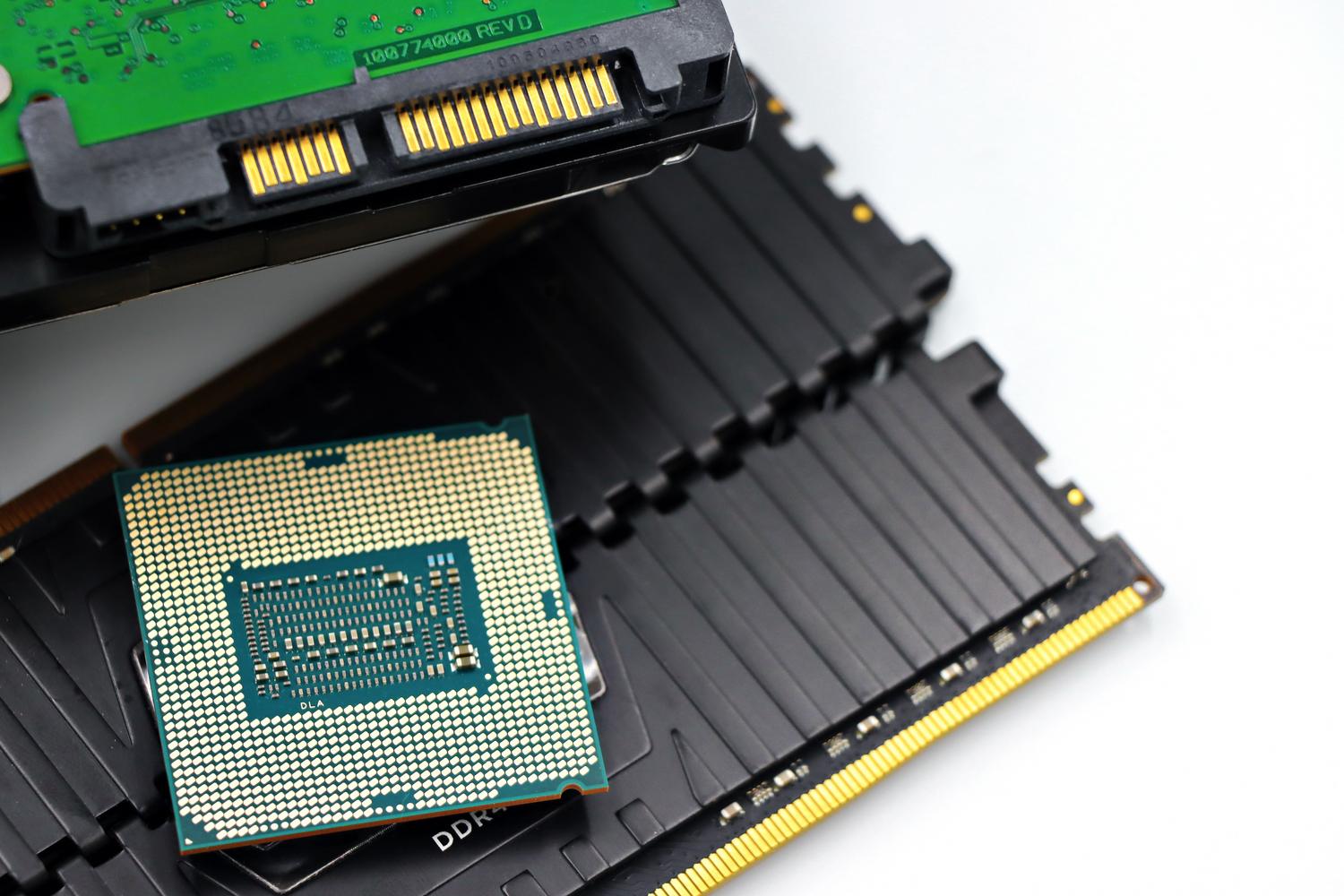 Primer plano detallado de un procesador CPU y módulos de memoria RAM, ilustrando el consumo de recursos del sistema