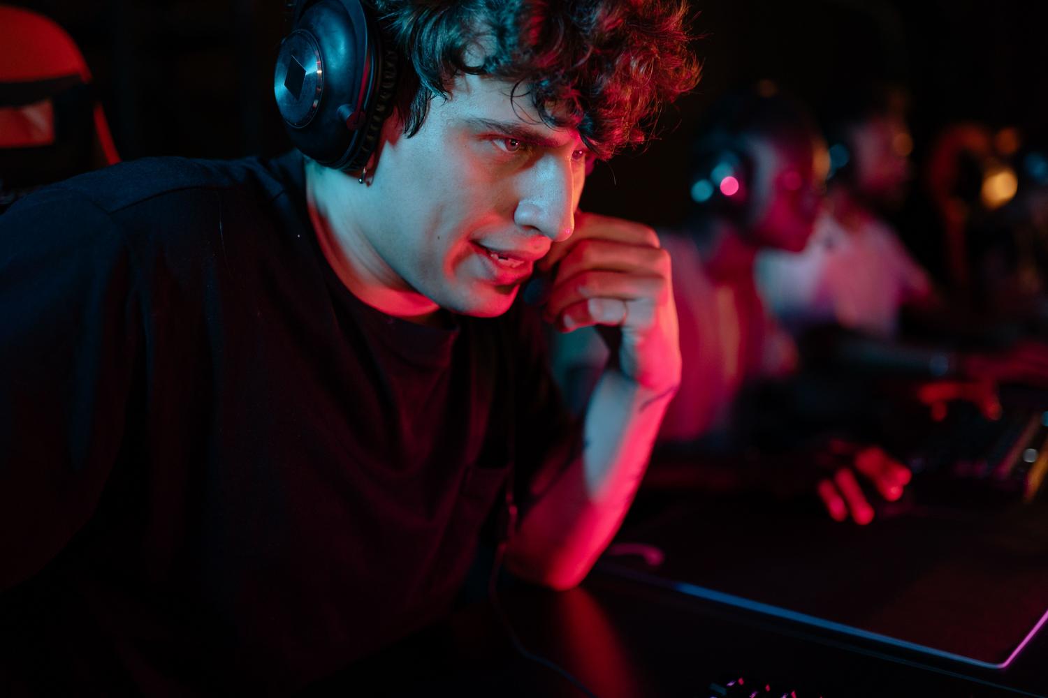 Gamer concentrado com auriculares, disfrutando de una experiencia de juego fluida y optimizada