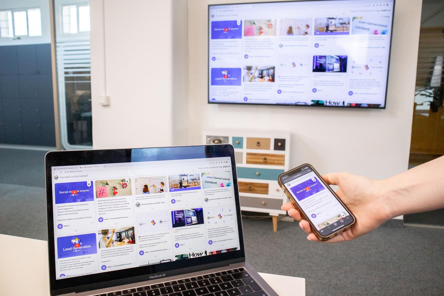 Dispositivos digitales sincronizados en una oficina moderna, representando el ecosistema de navegación de Google Chrome.